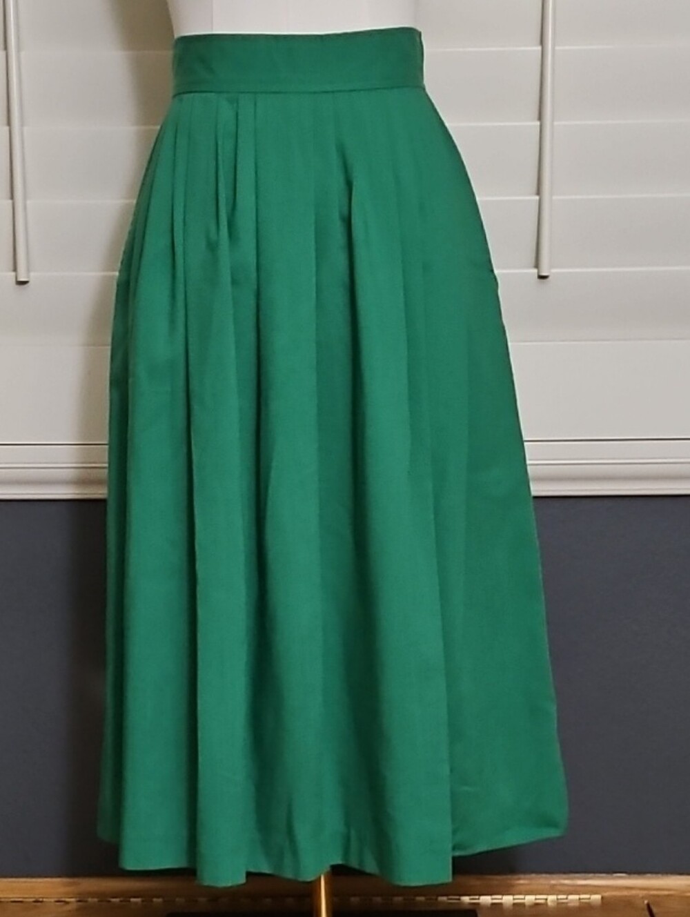 VINTAGE 70'S-80'S GREEN PLEATED MIDI SKIRT SIDE POCKETS, ILGWU MADE IN THE USA